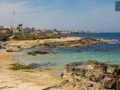 Lungomare sud  - Da qui in poi, procedendo verso sud-est, il lungomare si allunga per altri 5,5 chilometri, cambiando nome tre volte e costeggiando sulla sinistra prima la spiaggia di Torre Quetta e poi un litorale libero in attesa di riqualificazione